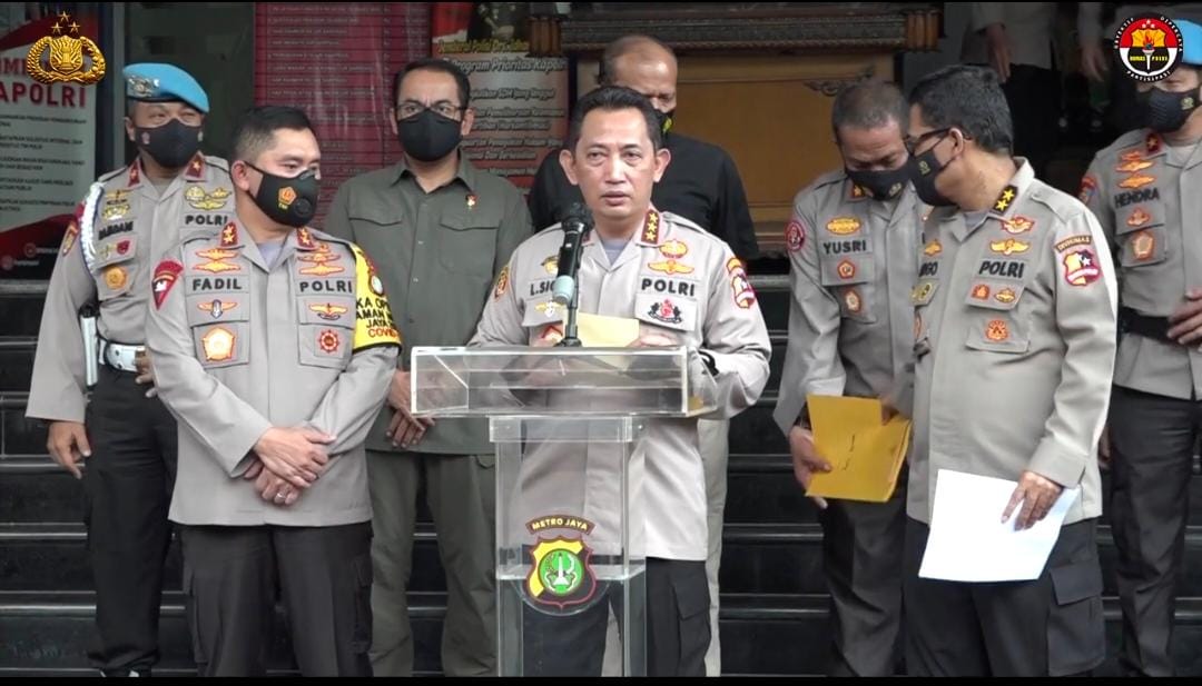 polisi melakukan penyidikan di lokasi kejadian