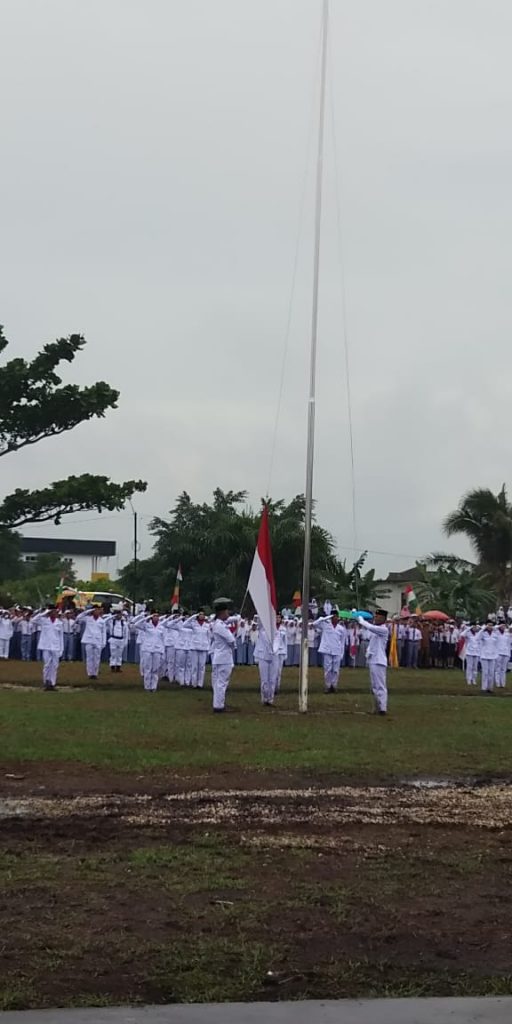 Potret Pengibaran Bendera Merah Putih di Kecamatan Panipahan .